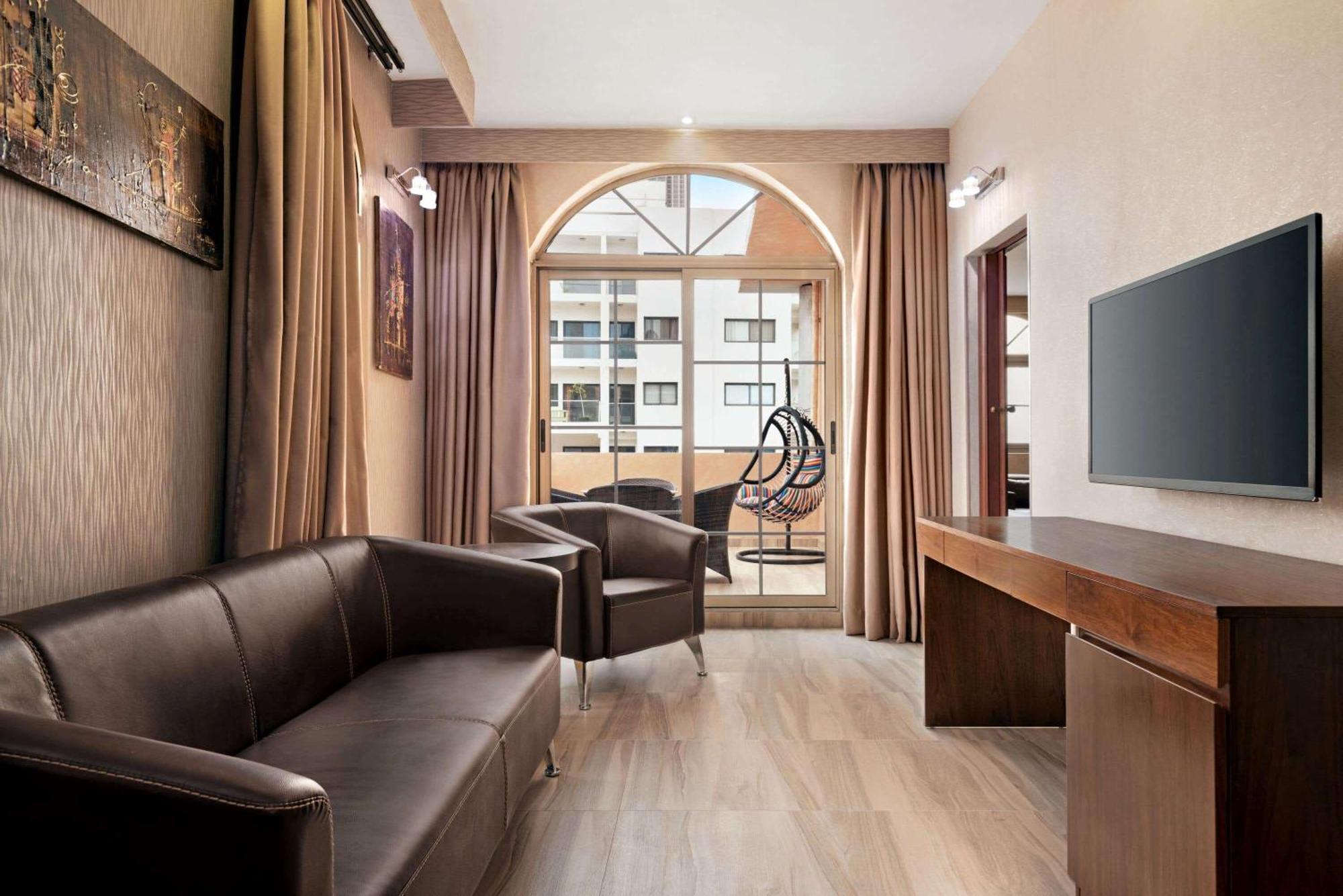 Days & By Wyndham Hotel